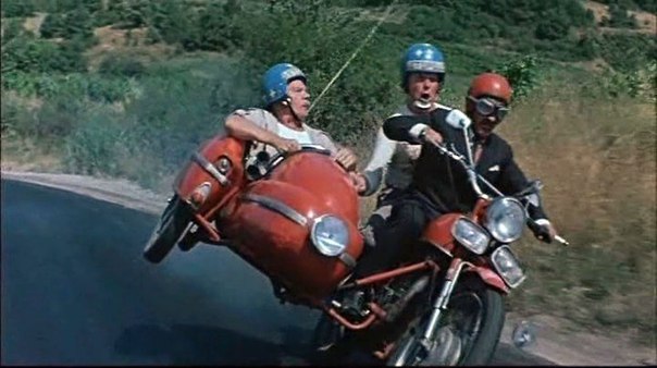 Лихач едет на красном мотоцикле по серпантину на скорости под 90 км/ч