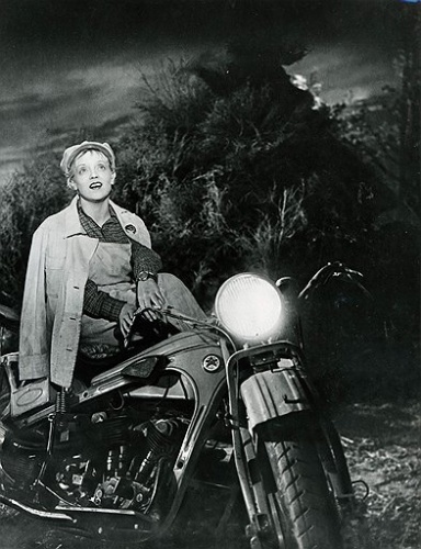 Марьяны Бажан и её мотоцикл из фильма «Трактористы»